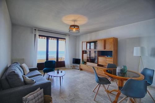 un salon avec un canapé et une table dans l'établissement Appartement Les Crêtes Sanguinaires Ajaccio, à Ajaccio