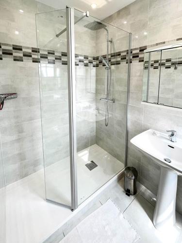 une salle de bain avec douche et lavabo dans l'établissement Chambres d'hôtes La Mansardière, à Cancale