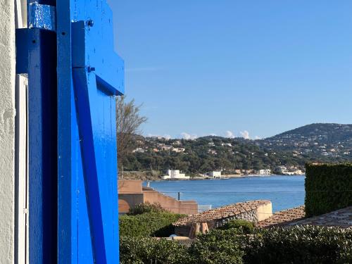 un bâtiment bleu avec vue sur l'eau dans l'établissement Villa Cristalia Maison de vacances 10 pers, à Sainte-Maxime
