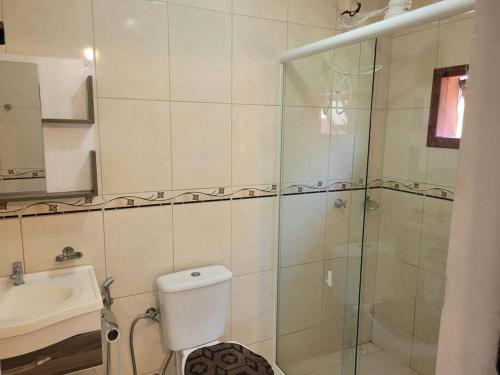 uma casa de banho com um chuveiro, um WC e um lavatório. em Alma leve! em Florianópolis