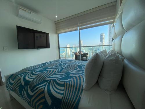 - une chambre avec un lit et une vue sur la ville dans l'établissement Apartamento piso 26, à Carthagène des Indes