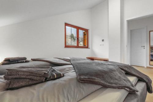 Charmant et spacieux chalet moderneにあるベッド