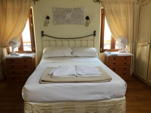 un lit avec deux oreillers dessus dans une chambre dans l'établissement Village House, à La Garde-Freinet