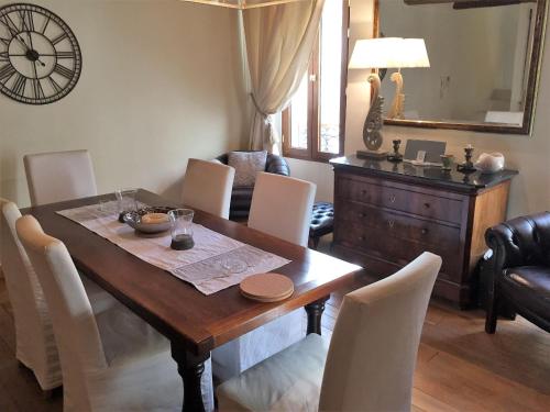 une salle à manger avec une table et des chaises en bois dans l'établissement Village House, à La Garde-Freinet