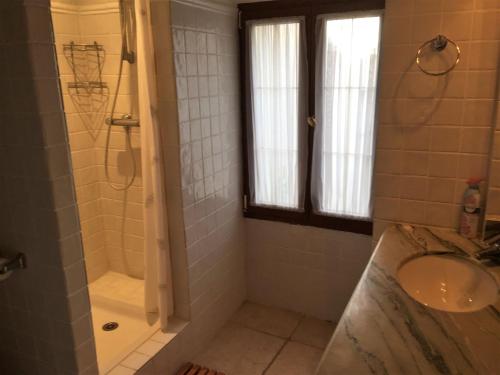 une salle de bain avec douche et lavabo dans l'établissement Village House, à La Garde-Freinet