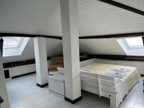 1 dormitorio con 1 cama en una habitación con tragaluces en CASA MARIA ROSA - a pochi passi dal mare, en Bonassola