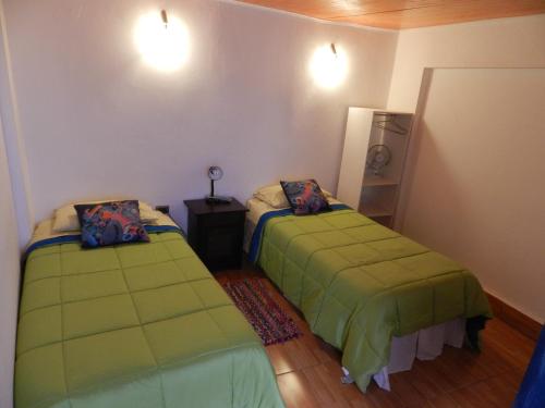 um quarto com duas camas em um quarto em Hostal Siete Colores em San Pedro de Atacama