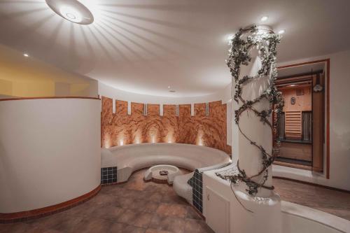 فندق كونتيننتال في سيلفا دي فال جاردينا: حمام مع حوض استحمام في الغرفة