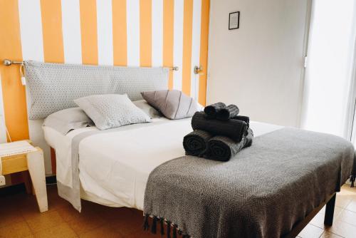 a bedroom with a bed with towels on top of it at Punto Zero in Corniglia