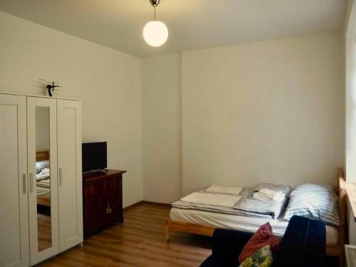 um quarto com uma cama e uma cómoda com um espelho em Apartament Piękna 4 em Jedlina-Zdrój