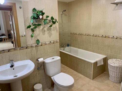 y baño con aseo, lavabo y bañera. en Ideal Apartamento - Guadalest en Guadalest