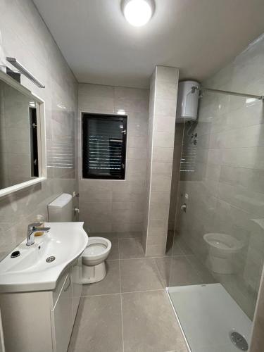 a bathroom with a sink and a toilet and a shower at Casa Del Sole in Gradac