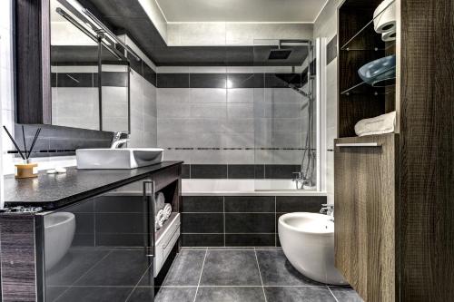 une salle de bain avec deux lavabos et une baignoire et des toilettes dans l'établissement Aiguille 1, à Chamonix-Mont-Blanc