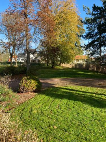 Taman di luar Vaste villa proche golf du Touquet