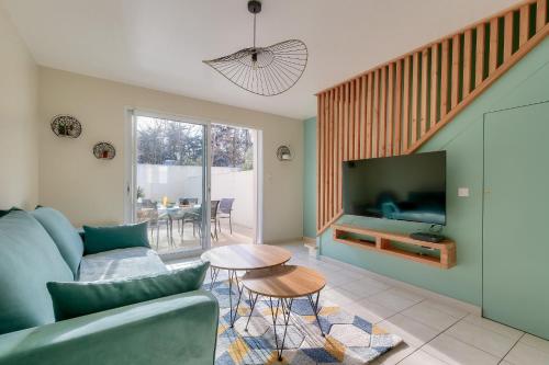 Maison moderne et piscine commune