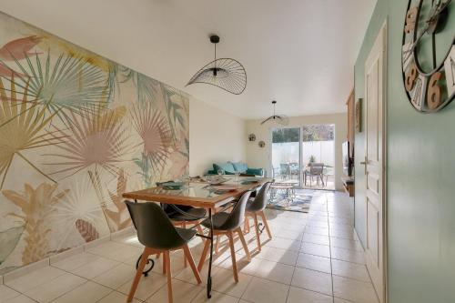 Maison moderne et piscine commune