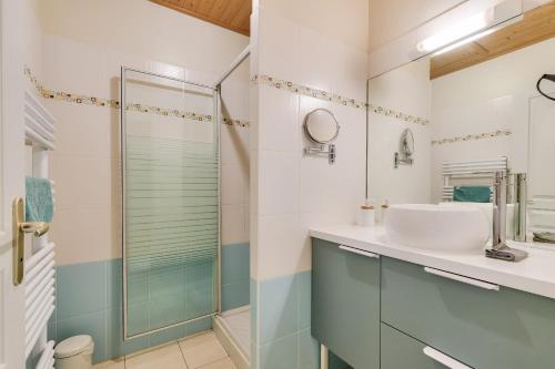 une salle de bain avec lavabo et douche dans l'établissement Maison moderne et piscine commune, à Les Sables-dʼOlonne