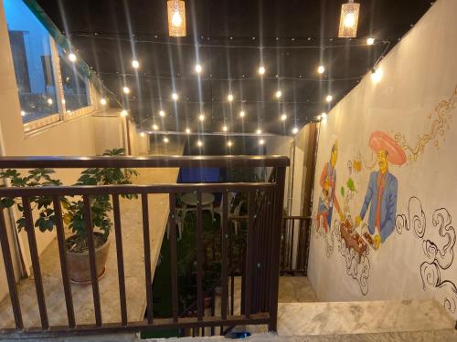 een hal met verlichting en een trap met een hek bij Pork Hub in Pātan