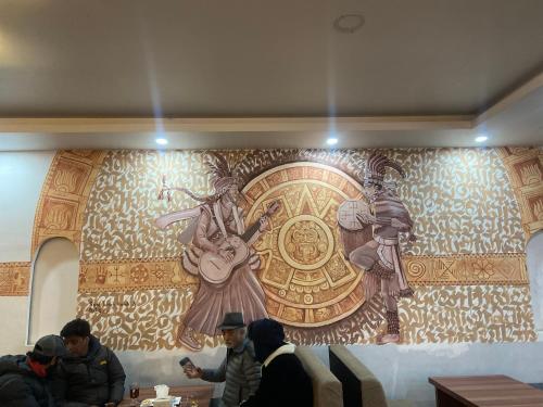 una pared con una pintura de una mujer en ella en Pork Hub en Pātan