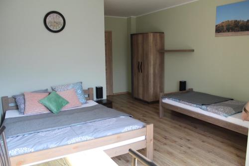 - une chambre avec deux lits et une armoire dans l'établissement Agroturystyka Za Dębem, à Łagów
