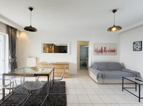 sala de estar con mesa y cama en Gtrip Apartment Syggrou Fix - 338 en Atenas
