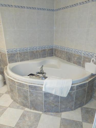 una bañera con una toalla en el costado en Le Castel d'olmes, en Laroque-dʼOlmes