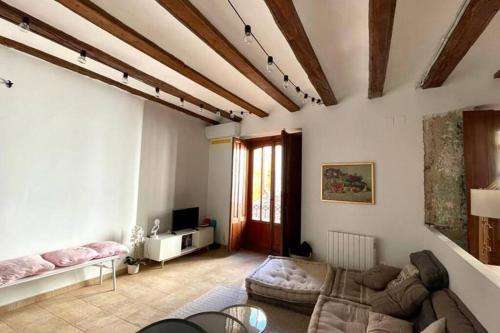 a living room with a couch and a table at Bonito y elegante apartamento en Valencia Centro in Valencia