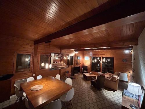 un salon avec une table en bois et un canapé dans l'établissement PARADIS LODGE, chalet altitude 2000m, Vue, Plagne Centre, 200m des pistes, à La Plagne Tarentaise