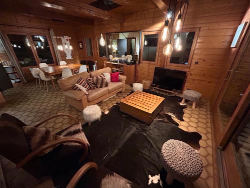 La Plagne TarentaiseにあるPARADIS LODGE, chalet altitude 2000m, Vue, Plagne Centre, 200m des pistesのリビングルーム(ソファ、テレビ付)のオーバーヘッドビュー
