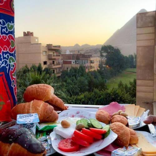 talerz żywności z warzywami na stole w obiekcie Secret of Horus w Kairze