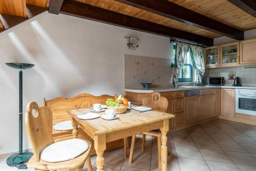 una cucina con tavolo e sedie in legno di Fewo Katja im Ostseebad Binz a Binz