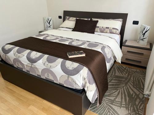 una camera con un grande letto e un pavimento in legno di Apartamento da Jenny ad Aosta