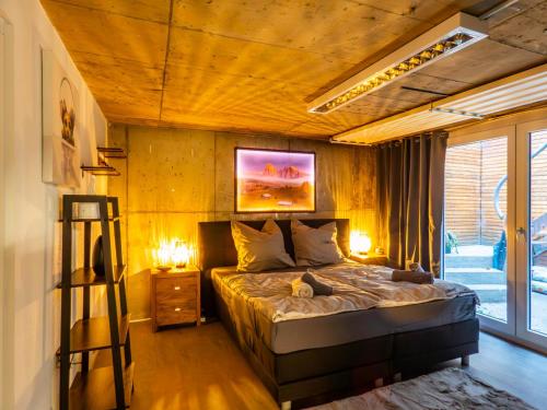 een slaapkamer met een groot bed in een kamer bij #511 Traumhaus mit Whirlpool am Schwarzwaldrand in Pforzheim