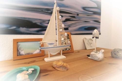 a figurine of a boat on a floor with a painting at Ferienwohnung Meeresbrise in Binz