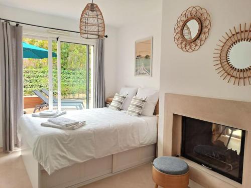 une chambre avec un lit et une cheminée dans l'établissement La cabane, à La Teste-de-Buch