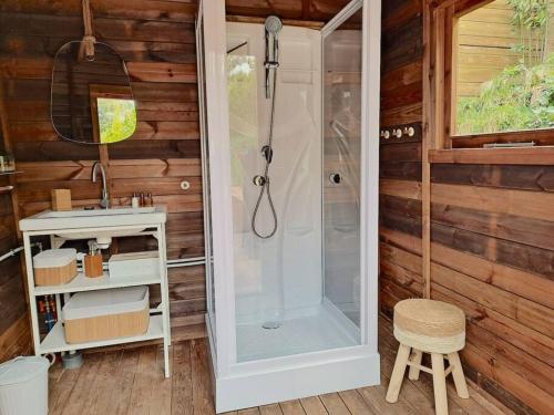 une salle de bain avec douche et lavabo dans l'établissement La cabane, à La Teste-de-Buch