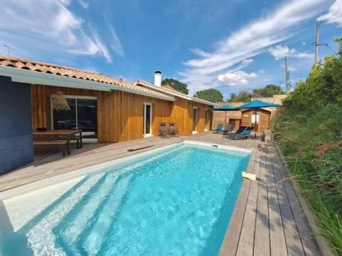 une piscine devant une maison dans l'établissement La cabane, à La Teste-de-Buch