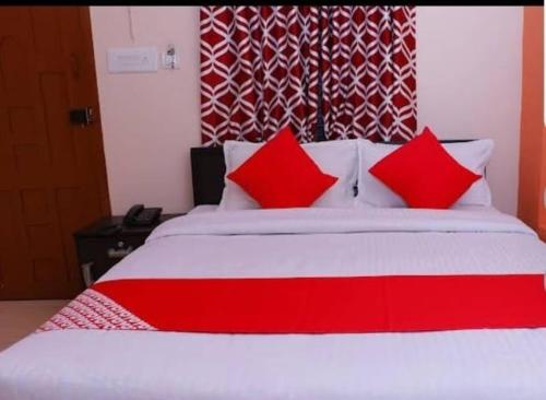 Un pat sau paturi într-o cameră la Murugan Residency