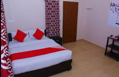 Кровать или кровати в номере Murugan Residency