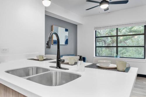 cocina con fregadero y ventilador de techo en The Well 208 en Zephyrhills