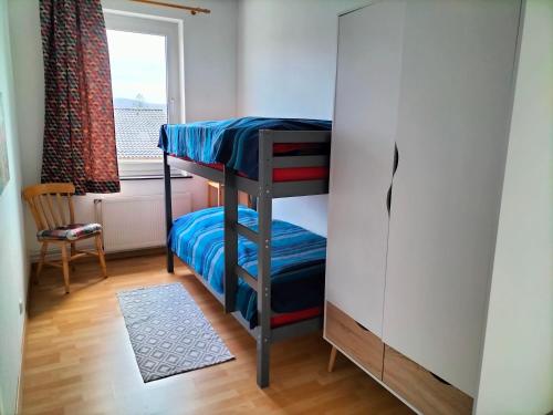1 Schlafzimmer mit 2 Etagenbetten und einem Fenster in der Unterkunft Ferienhaus Weitblick in Bad Pyrmont