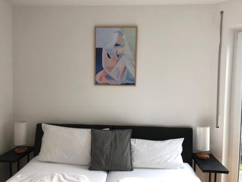 Un pat sau paturi într-o cameră la Gemütliches Appartement mit eigener Terrasse