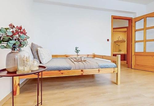sypialnia z łóżkiem i stołem z wazą w obiekcie Apartment in center of Poděbrady w Podiebradach