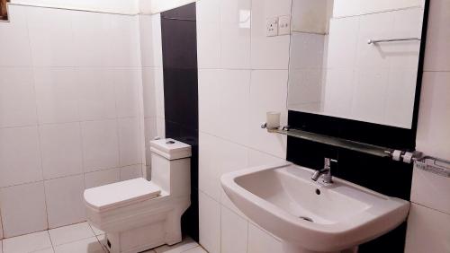 biała łazienka z toaletą i umywalką w obiekcie Spill View Villa w mieście Minneriya