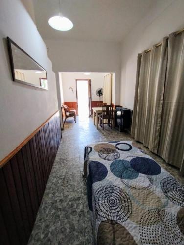 Zimmer mit 2 Betten und einem Wohnzimmer in der Unterkunft Rincón Libertad 1 in Villa Mercedes