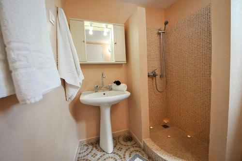 La salle de bains est pourvue d'un lavabo et d'une douche. dans l'établissement Aimilia Cottage, à Longós