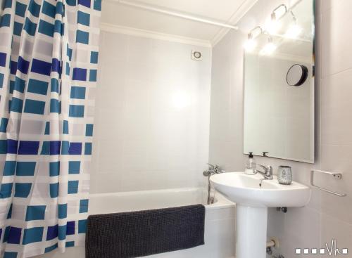 biała łazienka z umywalką i wanną w obiekcie VH CostaBlanca - SANDRINE w mieście Cumbre del Sol