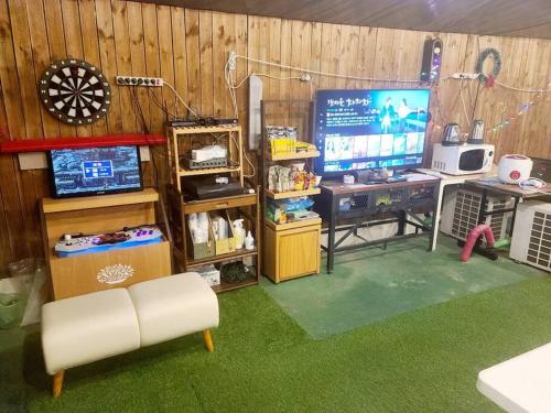 TV a/nebo společenská místnost v ubytování Bong Gu House