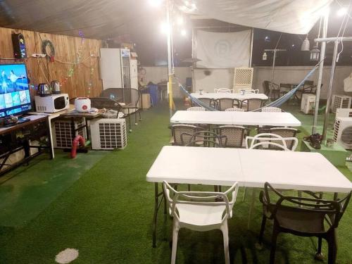 eine Gruppe von Tischen und Stühlen in einem Zelt in der Unterkunft Bong Gu House in Daegu