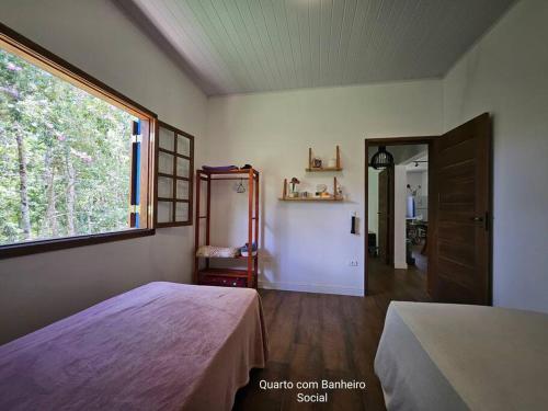 聖路易斯－杜帕賴廷加的住宿－Sítio O Gajo，一间卧室设有一张床和一个大窗户